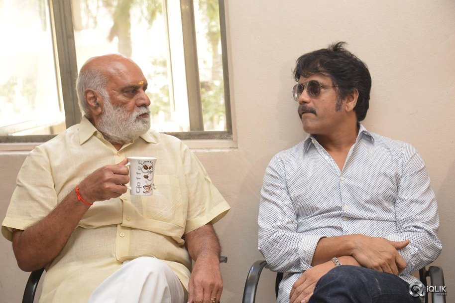 Venkaiah-Naidu-at-Om-Namo-Venkatesaya-Movie-Special-Show